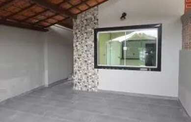 Imagem: A casa possui 3 Dormitórios, 2 Banheiros, 2 Vagas na garagem