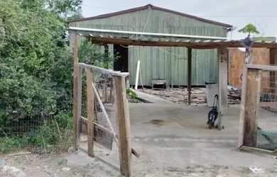 Imagem: A casa possui 3 Dormitórios, 1 Banheiro, 2 Vagas na garagem