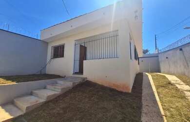 Imagem: A casa possui 2 Dormitórios, 2 Banheiros, 4 Vagas na garagem