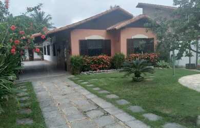 Imagem: A casa possui 4 Dormitórios, 3 Banheiros, 5 Vagas na garagem