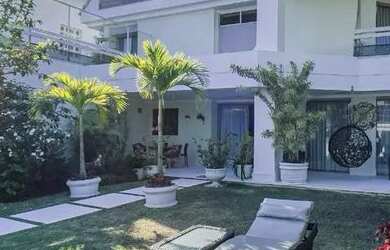 Imagem: A casa em condomínio possui 4 Dormitórios, 5 Banheiros, 3