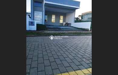 Imagem: A casa possui 3 Dormitórios, 1 Banheiro, 4 Vagas na garagem