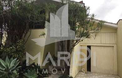 Imagem: A casa possui 3 Dormitórios, 3 Banheiros, 5 Vagas na garagem