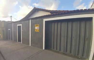 Imagem: A casa possui 3 Dormitórios, 2 Banheiros, 4 Vagas na garagem