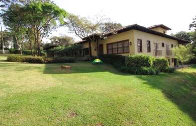 Imagem: A casa em condomínio possui 5 Dormitórios, 5 Banheiros, 4