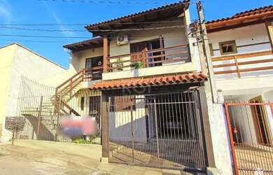 Imagem: A casa possui 5 Dormitórios, 3 Banheiros, 3 Vagas na garagem