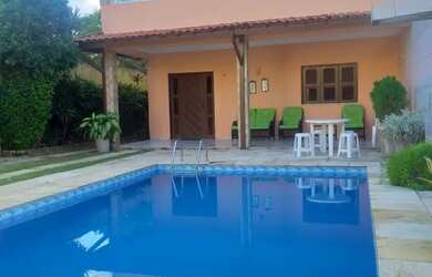 Imagem: A casa possui 4 Dormitórios e 2 Vagas na garagem e está localizado