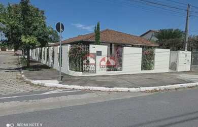 Imagem: A casa possui 4 Dormitórios, 1 Banheiro, 2 Vagas na garagem