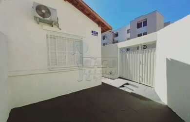 Imagem: A casa possui 1 Dormitório, 1 Banheiro, 1 Vaga na garagem