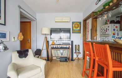 Imagem: O apartamento possui 2 Dormitórios, 1 Banheiro, 1 Vaga na garagem