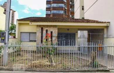 Imagem: A casa possui 4 Dormitórios, 3 Banheiros, 3 Vagas na garagem