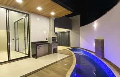 Imagem: A casa possui 3 Dormitórios, 2 Banheiros, 2 Vagas na garagem