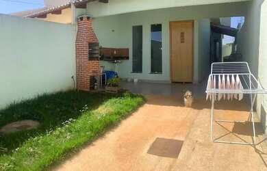 Imagem: A casa possui 2 Dormitórios, 2 Banheiros, 2 Vagas na garagem