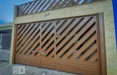 Imagem: A casa possui 3 Dormitórios, 2 Banheiros, 2 Vagas na garagem