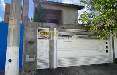 Imagem: A casa possui 3 Dormitórios, 3 Banheiros, 2 Vagas na garagem