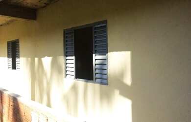 Imagem: A casa possui 2 Dormitórios, 1 Banheiro e está localizado