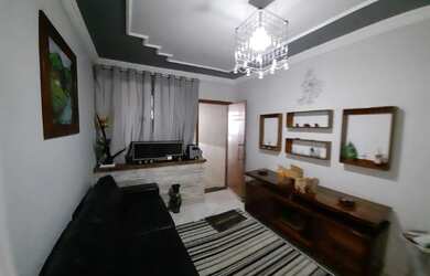 Imagem: A casa possui 3 Dormitórios, 2 Banheiros e 2 Vagas na garagem