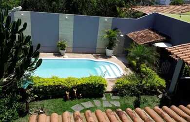 Imagem: A casa possui 4 Dormitórios, 3 Banheiros, 2 Vagas na garagem