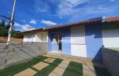 Imagem: A casa possui 2 Dormitórios, 1 Banheiro, 2 Vagas na garagem