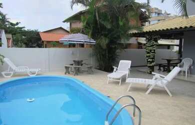 Imagem: A casa possui 3 Dormitórios, 2 Banheiros, 1 Vaga na garagem