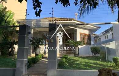 Imagem: A casa possui 2 Dormitórios, 2 Banheiros, 3 Vagas na garagem