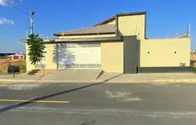 Imagem: A casa possui 3 Dormitórios, 2 Banheiros, 2 Vagas na garagem