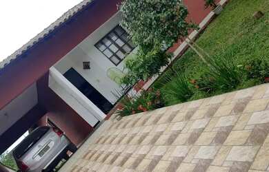 Imagem: A casa possui 3 Dormitórios, 2 Banheiros, 1 Vaga na garagem