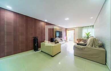 Imagem: A casa possui 3 Dormitórios, 3 Banheiros, 4 Vagas na garagem