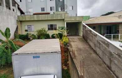 Imagem: A casa possui 3 Dormitórios, 2 Banheiros, 5 Vagas na garagem