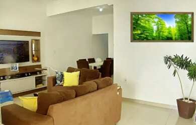 Imagem: A casa possui 3 Dormitórios, 2 Banheiros, 2 Vagas na garagem