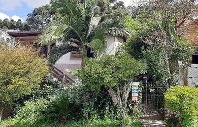 Imagem: A casa possui 3 Dormitórios, 2 Banheiros, 2 Vagas na garagem