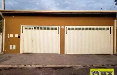 Imagem: A casa possui 2 Dormitórios, 3 Banheiros, 4 Vagas na garagem