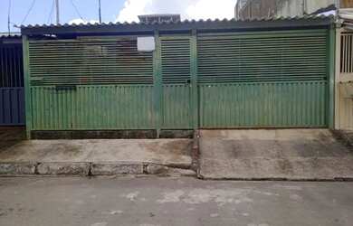 Imagem: A casa possui 3 Dormitórios, 2 Banheiros, 2 Vagas na garagem