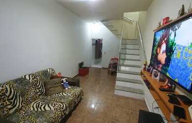 Imagem: A casa possui 3 Dormitórios, 2 Banheiros, 1 Vaga na garagem