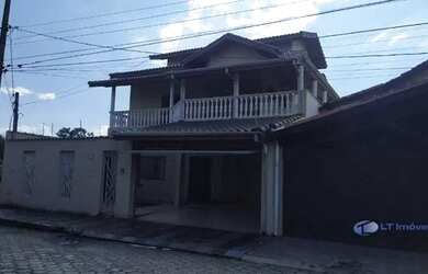 Imagem: A casa possui 5 Dormitórios, 5 Banheiros, 4 Vagas na garagem