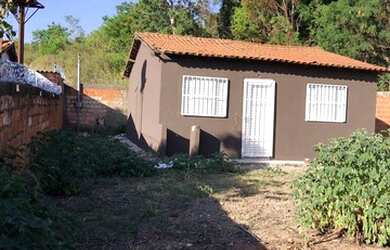 Imagem: A casa possui 2 Dormitórios, 1 Banheiro, 1 Vaga na garagem