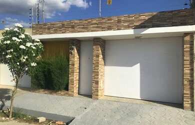 Imagem: A casa possui 3 Dormitórios, 2 Banheiros, 2 Vagas na garagem