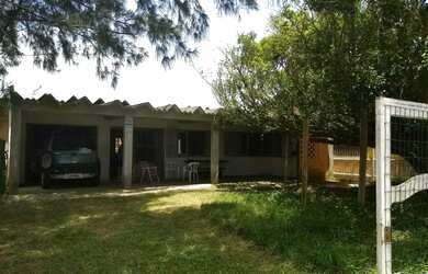 Imagem: A casa possui 3 Dormitórios, 2 Banheiros, 2 Vagas na garagem