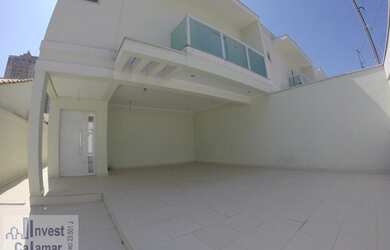 Imagem: A casa possui 4 Dormitórios, 3 Banheiros, 3 Vagas na garagem