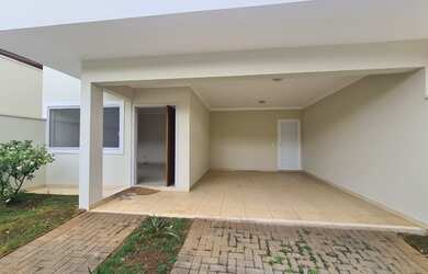 Imagem: A casa possui 3 Dormitórios, 3 Banheiros, 2 Vagas na garagem