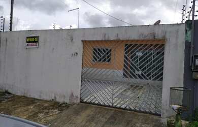 Imagem: A casa possui 2 Dormitórios, 2 Banheiros, 2 Vagas na garagem