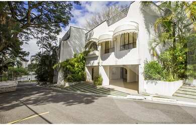 Imagem: A casa em condomínio possui 5 Dormitórios, 5 Banheiros, 4