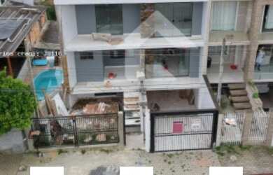 Imagem: A casa possui 2 Dormitórios, 2 Banheiros, 2 Vagas na garagem