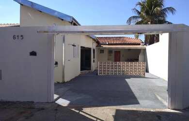 Imagem: A casa possui 3 Dormitórios, 4 Banheiros, 5 Vagas na garagem