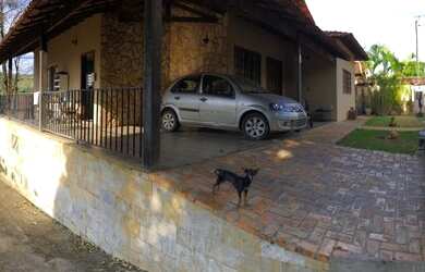 Imagem: A casa possui 3 Dormitórios, 2 Banheiros, 3 Vagas na garagem