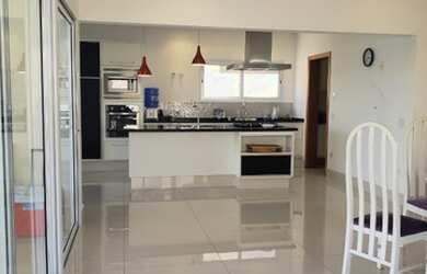 Imagem: A casa em condomínio possui 4 Dormitórios, 5 Banheiros, 3