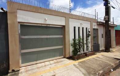 Imagem: A casa possui 2 Dormitórios, 1 Banheiro, 240m² de Área e