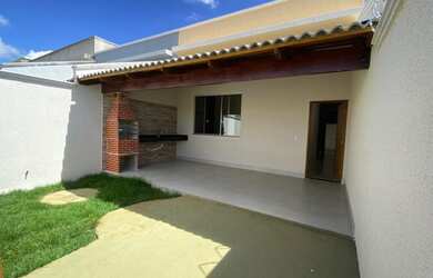 Imagem: A casa possui 3 Dormitórios, 2 Banheiros, 2 Vagas na garagem