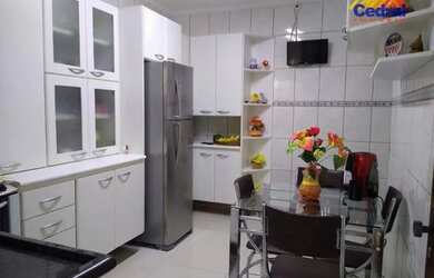 Imagem: A casa possui 3 Dormitórios, 1 Banheiro, 2 Vagas na garagem