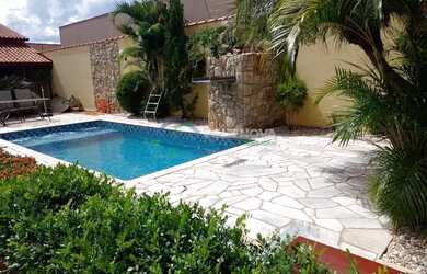 Imagem: A casa à venda possui 2 Dormitórios, 2 Banheiros, 4 Vagas